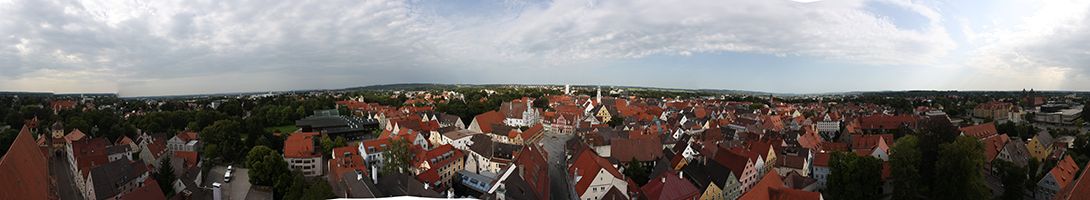 Blick über die roten Ziegeldächer der Memminger Altstadt vom Martinskirchturm